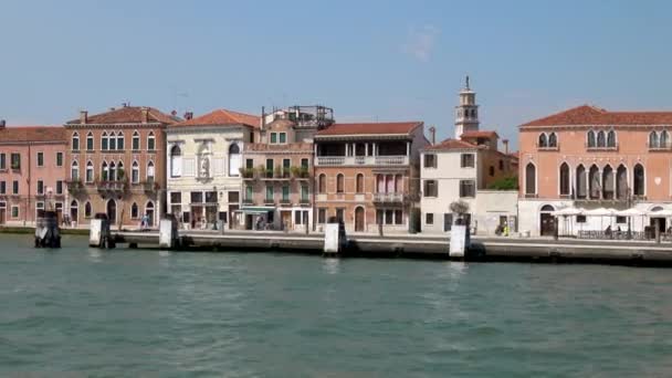 ヴェネツィア 2018年7月25日 晴れた日にイタリアのヴェネツィア ジュデッカ運河のフォンダメンタ デッレ ザッテレ沿いの歴史的な建物 動いているボートからの安定したショット — ストック動画