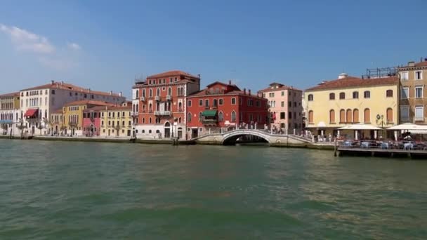 Venice Juli 2018 Byggnader Längs Fondamenta Delle Zattere Giudecca Kanalen — Stockvideo