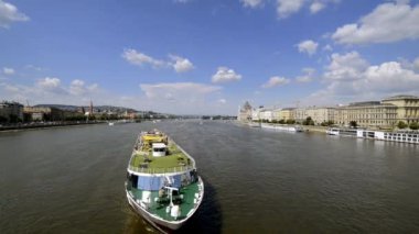 Macaristan 'ın başkenti Budapeşte' deki Szchenyi Zinciri Köprüsü 'nün altından geçen Tuna Nehri' nde tekne kameranın altından geçerken görüldü. Statik, kapalı çekim güneşli bir günde yolcuları gösteriyor..