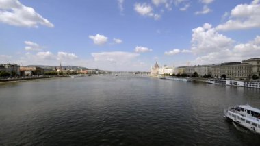 The Tuna, Budapeşte, Macaristan 'ın Szchenyi Zincir Köprüsü' nden çekimleri