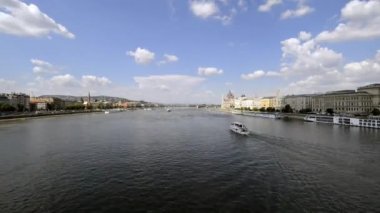 Güneşli bir günde Macaristan 'ın Budapeşte kentindeki Szchenyi Zincir Köprüsü' nden seyredilen Tuna Nehri üzerindeki teknelerin zamanlaması.