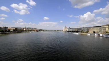 Güneşli bir günde Macaristan 'ın başkenti Budapeşte' deki Szchenyi Zincir Köprüsü 'nden Macaristan Parlamento Binası' na doğru Tuna Nehri boyunca kuzeye bakın. Statik, kapalı, geniş açılı çekim.
