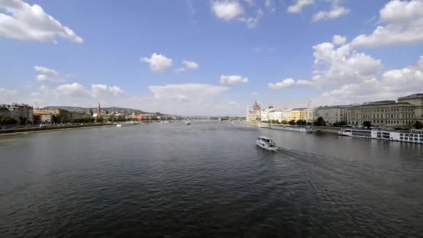 匈牙利布达佩斯Szchenyi链大桥在阳光灿烂的日子里看到多瑙河上船只的时间 — 图库视频影像