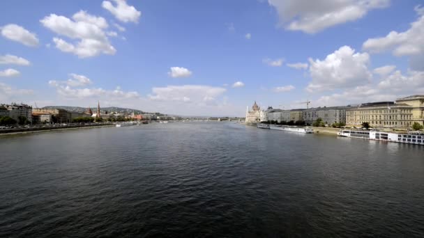 Вид Север Вдоль Дуная Цепного Моста Будапеште Венгрия Зданию Венгерского — стоковое видео