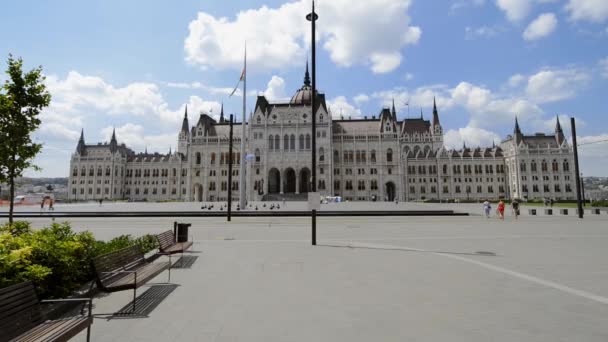 Dos Édifice Parlement Hongrois Budapest Hongrie Avec Drapeau Hongrois Soufflant — Video