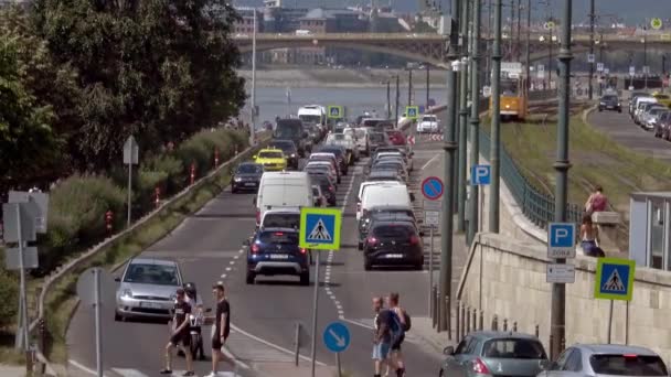 Будапест Серпня 2018 Року Пішоходи Перетинають Жваву Дорогу Повільним Рухом — стокове відео