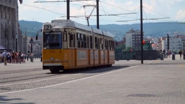 Budapest Août 2018 Lente Zooming Prise Vue Tramway Jaune Contournant — Video