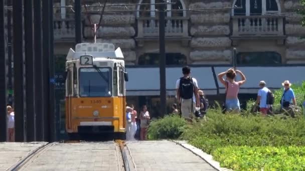 Budapest Août 2018 Tramway Fait Virage Loin Travers Brume Chaleur — Video