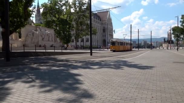 Budapest Agosto 2018 Tranvía Que Pasa Por Monumento Kossuth Edificio — Vídeos de Stock