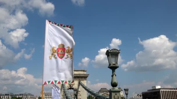 Budapest August 2018 Flaggan Budapest Fladdrar Vinden Szechenyi Chain Bridge — Stockvideo