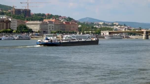 Баржа Идущая Вдоль Дуная Между Будой Пештом Будапешт Венгрия Солнечный — стоковое видео