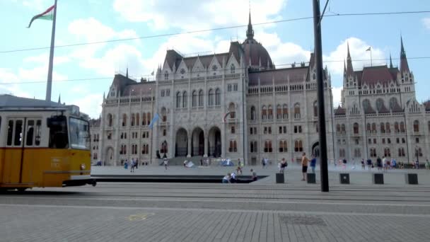Budapest Sierpnia 2018 Tramwaj Powoli Przejeżdża Przez Plac Kossuth Lajos — Wideo stockowe