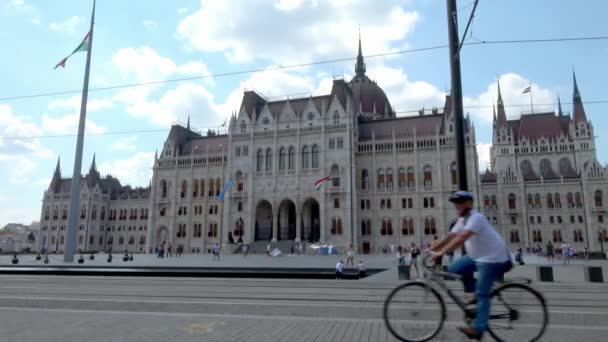 Budapest Agosto 2018 Ciclista Pasa Por Plaza Kossuth Lajos Con — Vídeo de stock