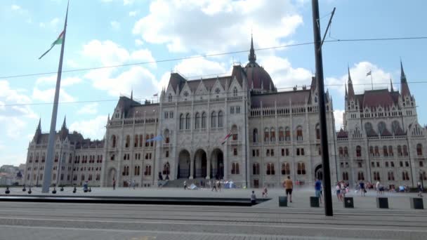 Budapest Agosto 2018 Tranvía Ciclistas Pasan Por Plaza Kossuth Lajos — Vídeos de Stock