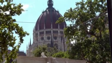 BUDAPEST - Macaristan Parlamento Binası 'nın Merkez Kubbesi ve Kossuth Anıtı. Macaristan 'ın başkenti Budapeşte' de güneşli bir günde anma törenini sergilemek için kubbeden iniyor..