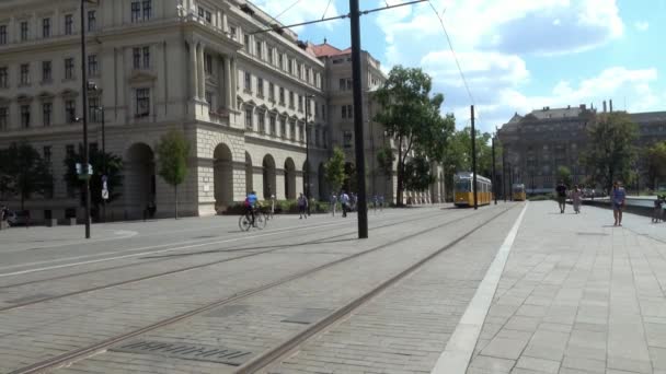 Budapest August 2018 Eine Straßenbahn Passiert Den Kossuth Lajos Platz — Stockvideo