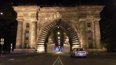 BUDAPEST - 21 AĞUSTOS 2018: gece Buda Kalesi Tüneli girişi. KAPALI KAPALI Gece geç saatlerde tünele giren trafiği gösteriyor.