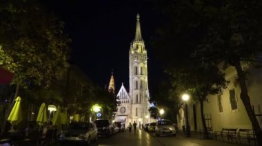 21 AĞUSTOS 2018: Matthias Kilisesi, Balıkçı Kalesi, Budapeşte, Macaristan 'a doğru uzanan kafe boyunca gece geç saatlerde turistlerin keyif aldığı yerlere bakın.
