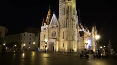 21 AĞUSTOS 2018: Matthias Kilisesi, Balıkçı Kalesi, Budapeşte, Macaristan 'ın ana kulesini yavaş bir eğim vurdu.