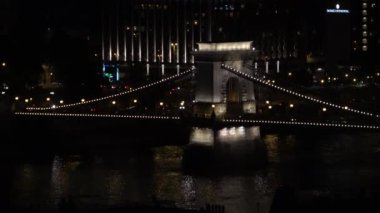Gece Macaristan, Budapeşte 'deki Zincir Köprüsü' nün kulesinden geçen trafiğin hava görüntüsü..