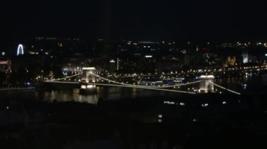 Gece Budapeşte, Macaristan 'daki Zincir Köprüsü ve Budapeşte Gözü' nün statik görüntüleri..