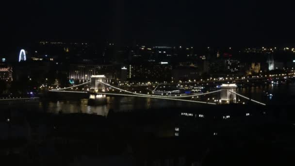 Statische Opname Van Chain Bridge Budapest Eye Nachts Boedapest Hongarije — Stockvideo