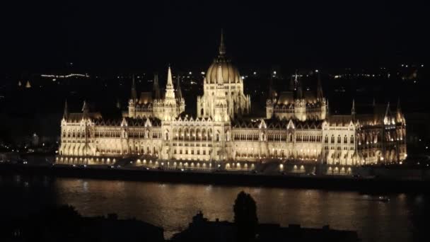 Statisk Trafikbild Framför Den Ungerska Parlamentsbyggnaden Natten Budapest Ungern — Stockvideo