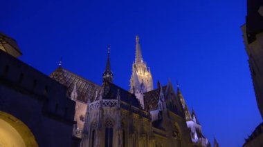 BÜDAPEST - 21 AĞUSTOS 2018: Matthias Kilisesi, Fisherman 's Bastion, Budapeşte, Macaristan alacakaranlıkta bölgeyi keşfeden turistleri gösteren görüntüleri.