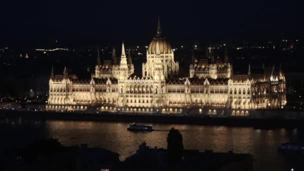 Barco Pasa Largo Del Danubio Frente Edificio Del Parlamento Húngaro — Vídeos de Stock