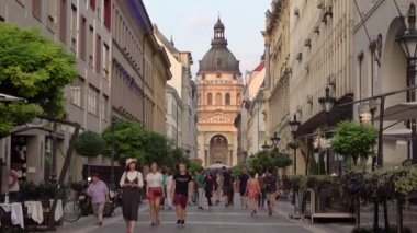 21 Ağustos 2018 'de Macaristan' ın başkenti Budapeşte 'deki Aziz Stephen Bazilikası' na doğru yavaş yavaş zum yapın..
