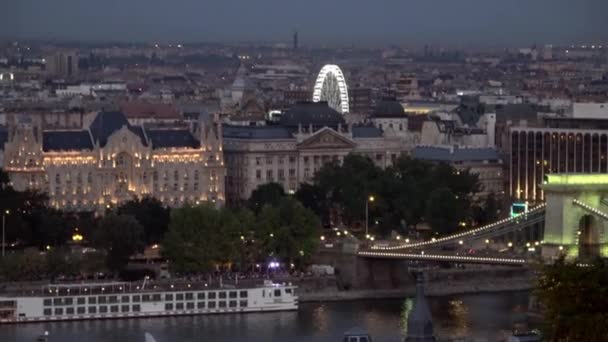 ハンガリー ブダペストのフィッシャーマンズベースから見たブダペストの眼と鎖橋への眺め夏の夜遅く — ストック動画