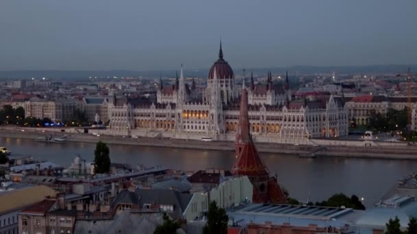 Közelíts Magyar Parlament Épületének Központi Kupolájára Halászbástyáról Budapesten Késő Este — Stock videók