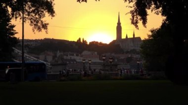 Macaristan, Budapeşte 'deki Balıkçı Kalesi' nin arkasında gün batımı. Önünde akşam trafiği olan Tuna Nehri 'nin karşısından görüldü..