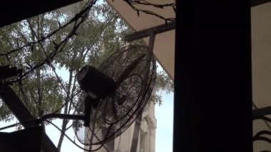 Silüette salınan su sisi soğutma vantilatörünün kapanışı
