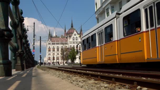Budapest Agosto 2018 Disparo Ángulo Bajo Tranvía Movimiento Lento Budapest — Vídeo de stock