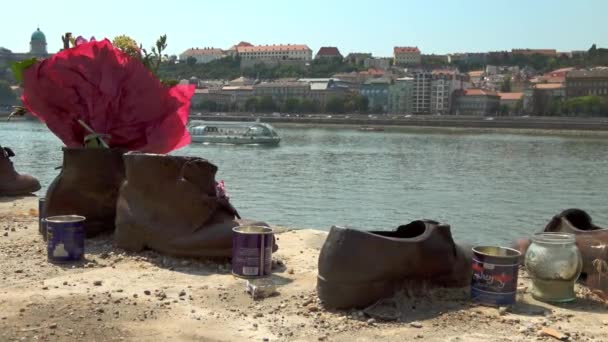 ブダペスト 2018年8月21日 晴れた日にブダペスト城を背景にドナウ銀行 ブダペスト ハンガリーの靴の後ろを観光船が通過 — ストック動画