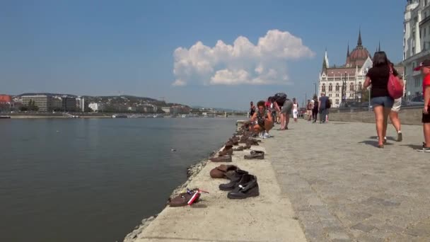 Budapest Agosto 2018 Turisti Fotografano Shoes Sulla Riva Del Danubio — Video Stock