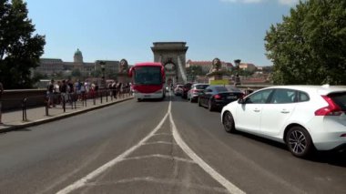 BUDAPEST - 21 Ağustos 2018: Güneşli bir günde Macaristan 'ın Budapeşte kentindeki Zincir Köprüsü' nde trafik.