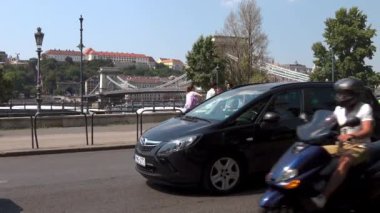 BUDAPEST - 21 AĞUSTOS 2018: Güneşli bir günde Macaristan 'ın Budapeşte kentinde Zincir Köprüsü' nün arka planında yoğun bir yolda trafik.