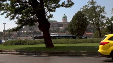 BUDAPEST - 21 AĞUSTOS 2018: Budapeşte Kalesi 'nin arka planında güneşli bir günde Macaristan' ın başkenti Budapeşte 'de trafik vardı.