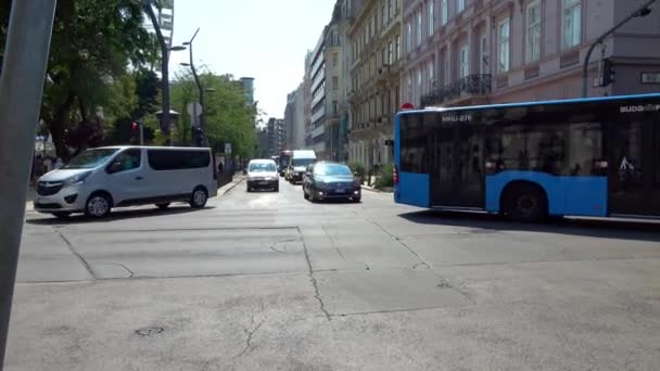 Budapest August 2018 Oncoming Traffic Busy Intersection Budapest Hungary Sunny — Stock Video