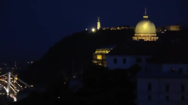 ハンガリー ブダペストの夜の漁師の基地から見たブダ城 — ストック動画