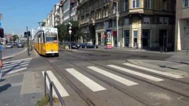 BUDAPEST - 22 Ağustos 2018: Güneşli bir günde Macaristan 'ın Budapeşte kentindeki yaya geçidinde bir tramvay.