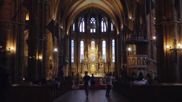 Budapest Αυγουστου 2018 Τουρίστες Εξερευνούν Βωμό Στην Εκκλησία Matthias Προμαχώνας — Αρχείο Βίντεο
