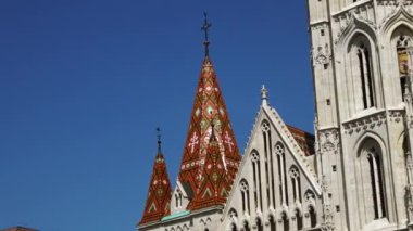 Matthias Kilisesi, Fisherman 's Bastion, Budapeşte, Macaristan' ın çatı kulelerinden birinin renkli kiremitleri. Parlak güneşli bir günde arka planda açık mavi bir gökyüzü var..