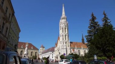 BÜDAPEST - 22 AĞUSTOS 2018: Matthias Kilisesi, Fisherman 's Bastion, Budapeşte, Macaristan açık mavi gökyüzü ve bölgeyi keşfeden turistler.