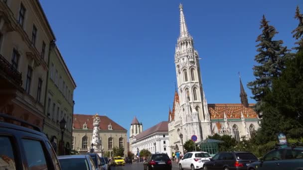 Budapest Srpna 2018 Provoz Projíždí Před Kostelem Matthias Church Fisherman — Stock video