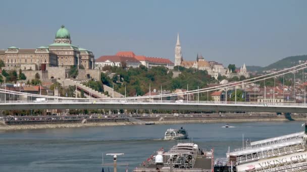 Telephoto Ujęcia Ruchu Przez Most Elżbiety Zamkiem Buda Bastionem Rybaków — Wideo stockowe