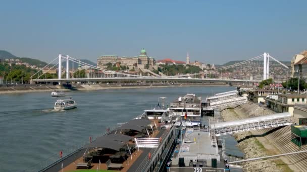 布达佩斯 2018年8月22日 阳光灿烂的一天 观光船在匈牙利布达佩斯多瑙河 Danube 经过停泊游轮 背景中的布达城堡和渔民堡垒 — 图库视频影像