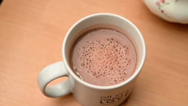 Kijkend Naar Een Mok Warme Chocolademelk Met Schuimige Bellen Die — Stockvideo